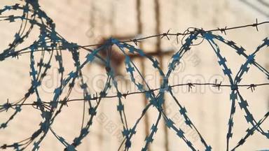 围栏监狱封闭区严格政权剪影铁丝网。 来自难民的非法移民围栏。 非法<strong>违法</strong>行为